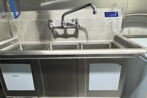 Three bay sink with fresh and hot water - facoryfoodtrucks Three bay sink with fresh and hot water - facoryfoodtrucks